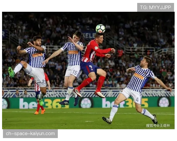 现场：因球迷向场内投掷杂物，美因茨对阵科隆比赛中断8分钟